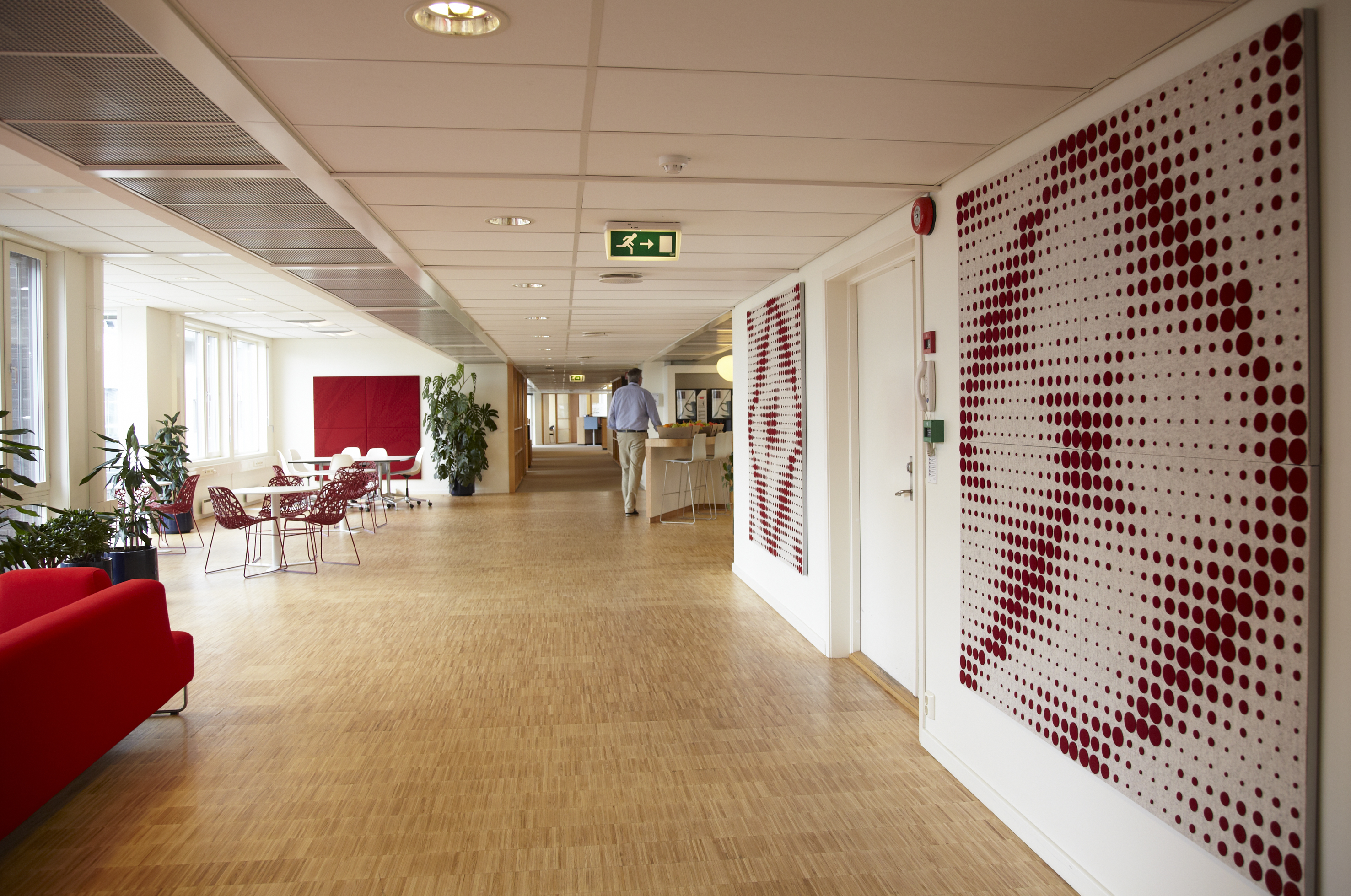 akustikmoduler i rød og hvid filt hos Tryg Oslo